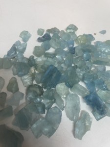 Pierres précieuses brutes bleu clair naturelles en vrac aigue-marine pour la fabrication de bijoux par Gigli Rigli Gems Taille de mélange certifiée par un tiers - Product Image 3