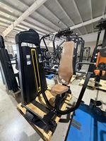 Machine de musculation pour centre de fitness intérieur BN Stable Frame Design, presse pectorale assise
