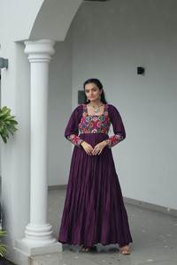 Vestido de seda elegante de diseñador indio Navratri para mujer, vestido largo con espejo, borde de encaje, ropa de fiesta de estilo pakistaní indio - Product Image 3