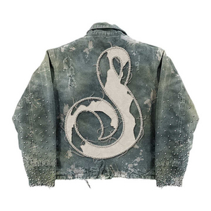 แจ็คเก็ตยีนส์สไตล์วินเทจ แต่งลายปัก ปักคริสตัล ปักโลโก้ตามสั่ง ดีไซน์แบบซันเฟด ทำสีซีดแบบดิสเทรส สตรีทแวร์ แบรนด์ STITCHMODE - Product Image 4