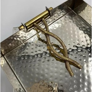 Porte-serviettes décoratif de table poli miroir martelé avec porte-papier de soie de créateur en laiton doré Serviettes métalliques artisanales - Product Image 2