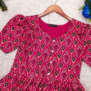 Robe maxi à motif tribal chic avec manches bouffantes, silhouette trapèze et couches à plusieurs niveaux parfaites pour les tenues d'été - Product Image 3