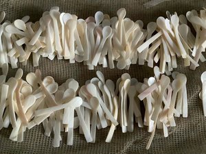 Cuillère artisanale vietnamienne en coquillage, fabriquée en nacre, pour la décoration de la maison et l'utilisation à table. - Product Image 4
