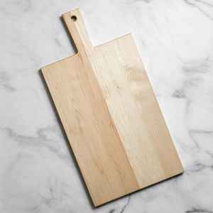 Tabla de cortar de madera auténtica orgánica Material duradero elegante y natural para personas que buscan accesorios de cocina ingeniosos hechos por HWC - Product Image 1