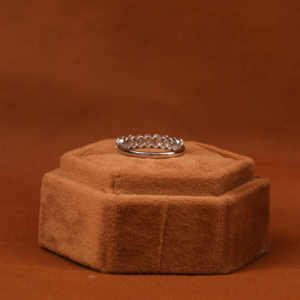 Oval Cut Lab Grown Diamond Wedding Band Classic 18KT Banda de media eternidad chapada en oro sólido para regalo elegante unisex para ella - Product Image 6