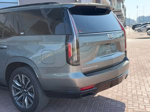 รถ Cadillac Escalade ปี 2024 รุ่น 600 7 ที่นั่ง เกียร์อัตโนมัติ SUV ภายในตกแต่งด้วยหนัง ยาง R20 ไฟ LED หลังคาพาโนรามา พวงมาลัยซ้าย - Product Image 4