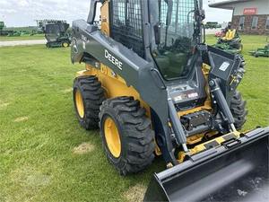 Chargeuse compacte d'occasion Johnn Deeree 334 P à vendre - Product Image 6