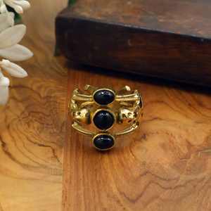 Anillo de calavera vintage de latón dorado con piedra negra, ajustable, estilo gótico punk, para hombre, joyería al por mayor - Product Image 1
