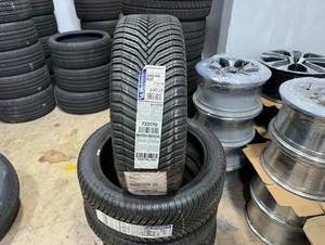 Pneu Michelin CrossClimate 2 245/45R21 104V 100% Premium pour véhicule de tourisme toutes saisons avec bande de roulement directionnelle en V - Product Image 2