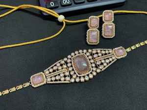 Ensemble de boucles d'oreilles élégantes en laiton plaqué or mat Polki Kundan bijoux à la mode pour les célébrations de mariage et d'anniversaire - Product Image 2