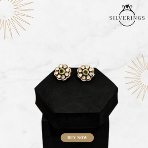 Clásicos Pendientes de Oro Blanco de 18K con Moissanita y Esmeralda Central, Diseño Floral con Patrón de Tornillo para Compromiso - Product Image 2