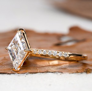 Bague de fiançailles classique unique en or blanc avec diamant de laboratoire taillé en losange de 2 carats, sertie à griffes, idéale pour les cadeaux d'anniversaire de mariage - Product Image 2