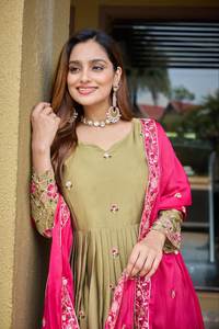 Última colección de vestidos de color verde de diseñador, telas de seda Rangoli pura con trabajo de secuencia de bordado pesado para mujer, ropa de boda - Product Image 4