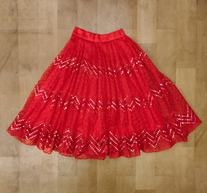 Ensemble jupe rouge en tulle entièrement brodée et chemisier blanc en organza à volants pour enfants, broderie Shoryam, longueur ras du sol, idéal pour les fêtes - Product Image 3