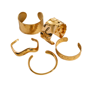 Brazalete de Acero Inoxidable Grueso Martillado con Baño de Oro de 18K, Accesorio de Moda - Product Image 5