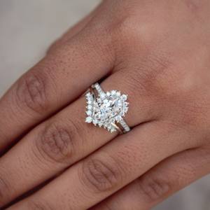 Bague en argent sterling 925 Art déco Chevron pour femme avec griffes Moissanite deux en un pour anniversaire d'anniversaire - Product Image 3