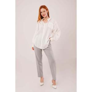 Blusa Elegante para Mujer Lustrin, con Cuello Alto, Detalle de Bolsillo a Rayas, Color Blanco, para Venta al Por Mayor, Disponible en Tallas S, M, L - Product Image 4