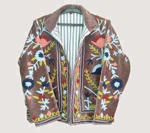 Ropa de abrigo informal de invierno para mujer, talla grande, con cuello redondo, de algodón bordado bohemio, ecológico, con estampado floral Suzani y manga larga. - Product Image 1