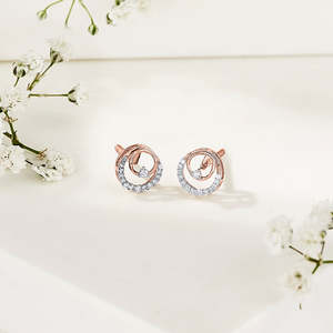 Pendientes de Diamantes con Aro Solar en Oro Rosa para Mujer - Product Image 1
