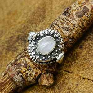 Anillo fino de piedra lunar arcoíris de nuevo diseño, cabujón de corte ovalado elegante, joyería de piedras preciosas semipreciosas para bodas - Product Image 1