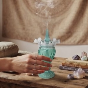 Brûleur d'encens aromatique artisanal en verre cristal vert menthe de luxe, design couronne, support décoratif écologique pour la décoration intérieure - Product Image 4