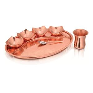 Service de table traditionnel de luxe élégant en acier inoxydable et cuivre martelé, comprenant des assiettes Thali et de la vaisselle en verre - Product Image 5