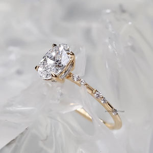 Bague de mariage Moissanite à coupe ovale 1.98 TC fabriquée à la main avec des accents ronds flottants et un design de solitaire intemporel pour les fiançailles - Product Image 2