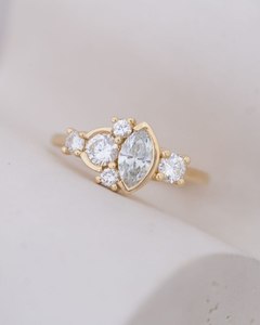 แหวนหมั้นเพชรทองคำขาวสีเหลืองทอง 1.30 กะรัต ทรงมาร์คีส์ ประดับเพชรแบบคลัสเตอร์ แหวนแต่งงานแบบฝังขอบ CVD ระดับ VS1 เครื่องประดับชั้นดี - Product Image 3