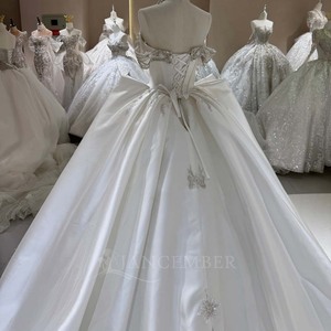 Robe de mariée exclusive DW0200 moderne en satin ivoire, coupe cœur, avec traîne chapelle et appliques florales en dentelle - Product Image 6