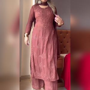 Ensemble Kurti Sharara & Dupatta en faux georgette lourd de qualité supérieure, 3 pièces, avec broderie à la main, en gros et pas cher - Product Image 2