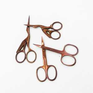 Ciseaux à cuticules en acier inoxydable de couleur argent et or avec logo privé pour manucure russe droite, soin personnel des ongles - Product Image 2