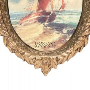Marco de pared ovalado de latón antiguo con diseño floral adornado con una pintura marítima clásica de velero en las olas del océano - Product Image 3