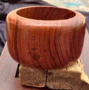 Bracelet de mode en bois lisse de style tendance fait à la main pour les femmes polies améliorer les tenues décontractées traditionnelles grands cadeaux fabriqués en inde - Product Image 2