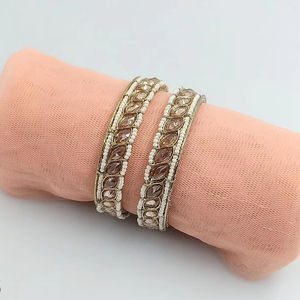 Bracelets traditionnels indiens à la mode en laiton plaqué or avec forme de fleur, style ethnique pour femmes et filles, occasion de mariage - Product Image 1