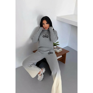 Conjunto de Dos Piezas de Punto para Mujer con Diseño Bordado y Cierre de Dedo - Product Image 3