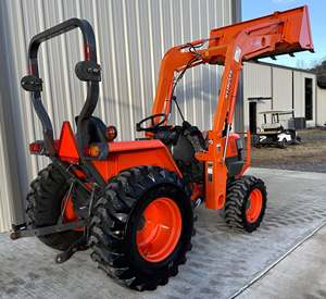 ใช้สำหรับรถแทรกเตอร์ล้อ L3700SU พร้อมบุ้งกี๋แบบ Quick-Attach Loader Pin-On และเครื่องยนต์ขับเคลื่อน 4 ล้อ 37 แรงม้า สำหรับใช้งานในฟาร์ม - Product Image 1