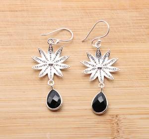 Boucles d'oreilles en argent sterling et onyx noir, fleurs faites à la main, bijoux en forme de goutte de poire, pierre précieuse élégante, cadeau pour femmes - Product Image 1