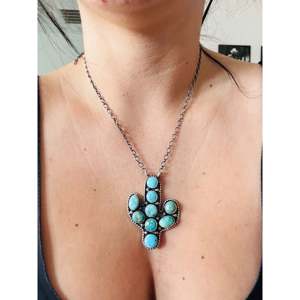Collar Annette Martinez Royston con Racimo de Saguaro, Turquesa y Tecnología de Incrustación con Engaste de Plata de Ley - Product Image 2