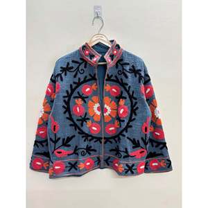 Veste à col montant Samarkand Bloom brodée à la main, motif floral Suzani en coton bleu ardoise et corail, taille XL, pour le printemps - Product Image 2