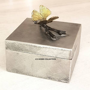 Recipiente de Lujo con Diseño de Mariposa Dorada, Acabado Plateado, con Acentos de Hojas y Ramas, Decorativo para el Hogar y Hoteles - Product Image 1