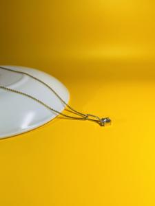 Colgante Curvo Contemporáneo de Oro Amarillo de 14k con Diamante Natural, Corte Brillante H I, Claridad SI3 I1, Certificado GGL, Venta al por Mayor, Unisex - Product Image 3