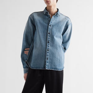 เสื้อยีนส์ลำลองพอดีตัวพร้อมกระเป๋าหน้าอกที่ออกแบบมาสำหรับผู้ชายที่กำลังมองหาลุคคลาสสิกและไร้กาลเวลา - Product Image 2