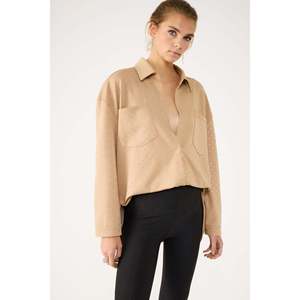 Blusa Casual con Pedrería Brillante y Logotipo Frontal, Manga Tipo Cap - Product Image 3