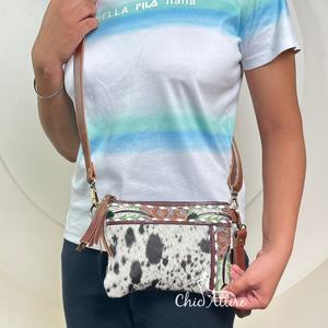 กระเป๋าสะพายพาดลำตัวหนังวัวแท้ทำมือสำหรับผู้หญิงกระเป๋าสตางค์แบบสลิงเพรียวบางเน้นลายดอกไม้และตกแต่งด้วยขนนก - Product Image 1