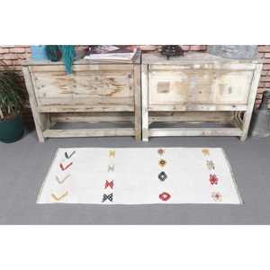 Tapis turc Kilim 1,8 x 3,9 pieds, tapis vintage, tapis en laine à imprimé animal blanc - Product Image 2