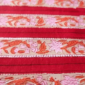 Tissu en voile de coton imprimé à la main Sanganeri, motif floral rouge, respirant, pour ameublement - Product Image 1