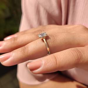 แหวนเพชรทรงเอเมอรัลด์คัทแบบโซลิแทร์ดีไซน์ตะกร้าสุดพิเศษ - Product Image 3