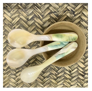 Elegante cuchara de concha marina diseñada para uso en restaurantes de alta gama y juegos de vajilla para ocasiones especiales - Product Image 1