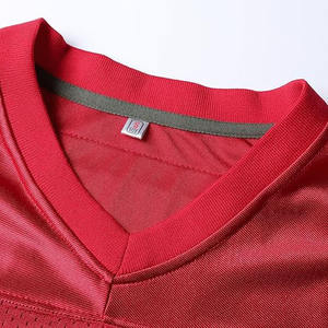 Jersey rojo de fútbol personalizado, tejido transpirable con diseño de cuello en V, Jersey ligero de práctica de fútbol - Product Image 3