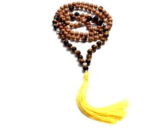 Collar de cuentas de madera de sándalo pulido con ojo de tigre, estilo bohemio indio, hecho a mano, con 108 nudos - Product Image 1